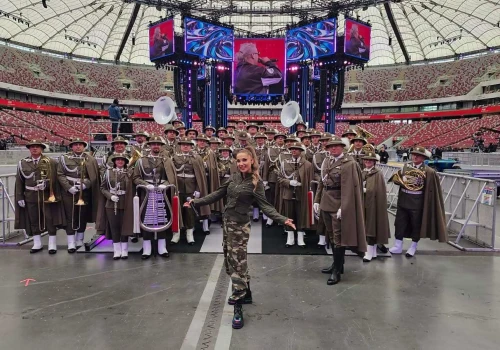 Sądecka orkiestra zachwyciła na PGE Narodowym! Spektakularny pokaz musztry i wspólny występ z Cleo