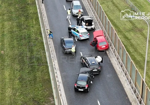 Karambol 11 pojazdów w Warszawie. Wśród nich policyjny radiowóz