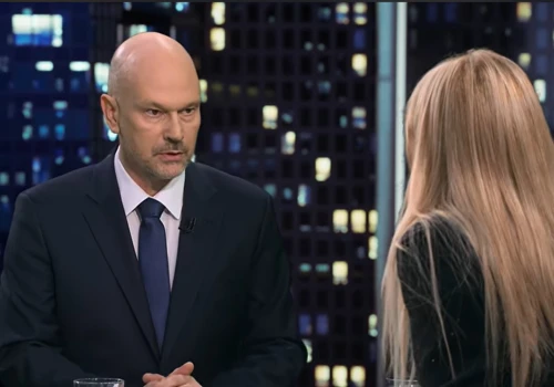 Berek w Trybunale, Bąkiewicz śpiewa hymn. Populacja resetowców zwiększa się