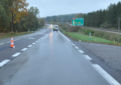 76-latka potrącona na DK17 w Tuligłowach. Kierowca busa próbował uniknąć zderzenia