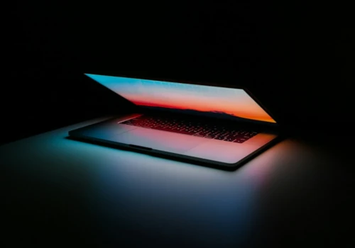 Laptop z AI – co właściwie robi NPU i czy warto dziś dopłacać do komputera określanego jako AI PC?