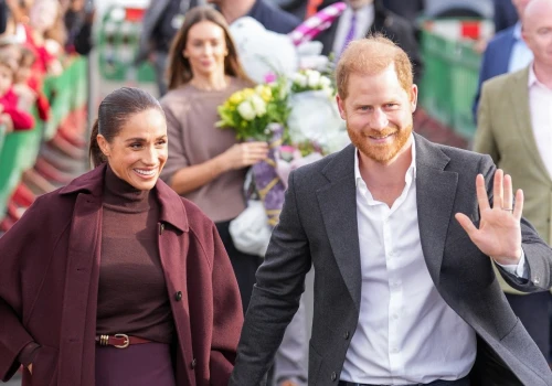 Meghan w bordowym płaszczu w Nottingham. Uwagę zwróciło też powitanie pary