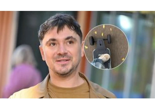 Daniel Martyniuk mknie na desce po mieście. Taki sprzęt SPORO KOSZTUJE