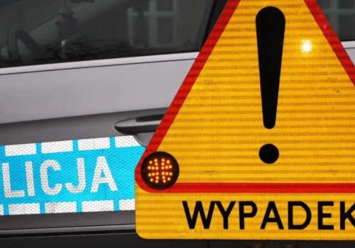 Wypadek w Gąskach pod Ciechanowem. Pijany kierowca uderzył w słup, był zakleszczony w aucie