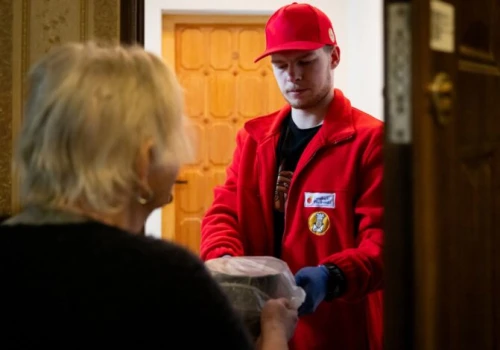 Fundacja Biedronki: nie czekają na obiad. Czekają na kogoś w drzwiach. Nowe badanie pokazuje, czego naprawdę potrzebują samotni seniorzy
