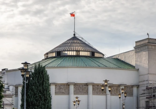 Akcja służb w okolicach Sejmu. Na jezdni nietypowa substancja
