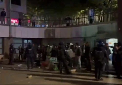 Starcia z policją w centrum miasta. Dwie osoby w stanie ciężkim