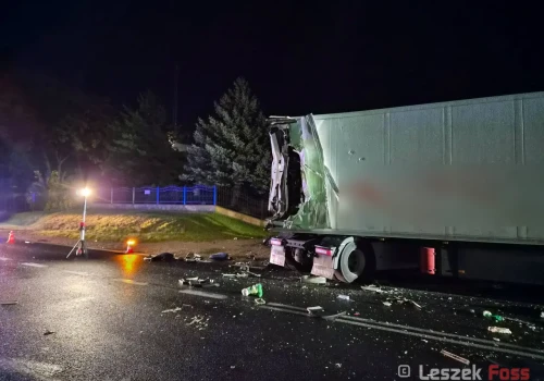 Tragiczne zderzenie na łuku drogi – Volvo FH wbiło się w narożnik naczepy-wywrotki