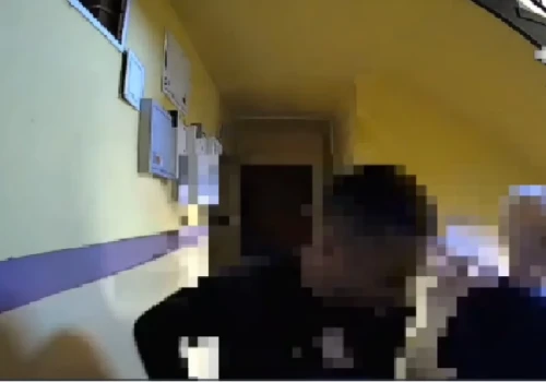 Zaatakował kobietę na klatce schodowej, żeby ukraść jej torebkę. 87-latka spadła ze schodów