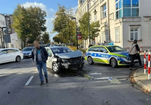 Zderzenie czterech pojazdów w Płocku. Jedna z kierujących trafiła do szpitala