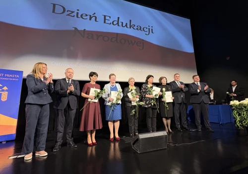 Zasłużeni nauczyciele z powiatu ostrowieckiego uhonorowani