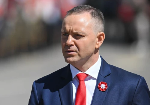 Nawrocki zostaje w kraju. „Prawni bandyci”, w tle zapowiedź użycia „siły narodu”