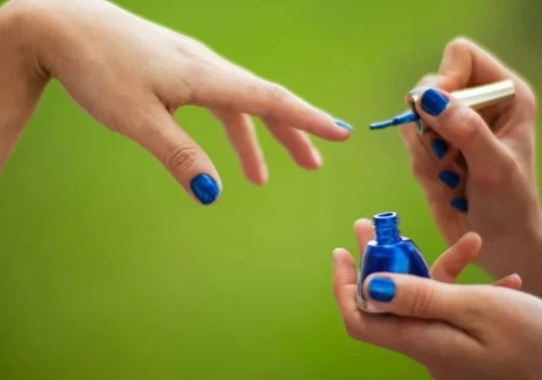 Jak temperatura i pora roku wpływają na trwałość manicure hybrydowego?