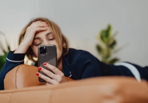 Cyfrowa higiena i świadome korzystanie z telefonu. Czym zajmuje się projekt HumanePhone?