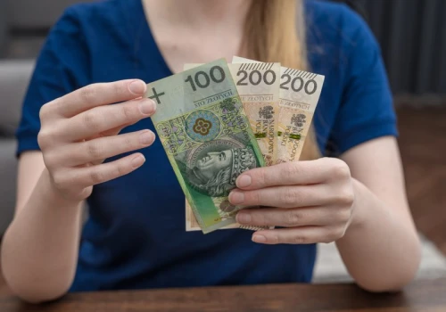 500 zł miesięcznie "za nic". Do banku trzeba wpłacić więcej, niż myślisz