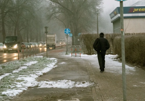 Mandat dla pieszego za brak odblasku to najmniejszy problem. Prawdziwe konsekwencje są dużo poważniejsze
