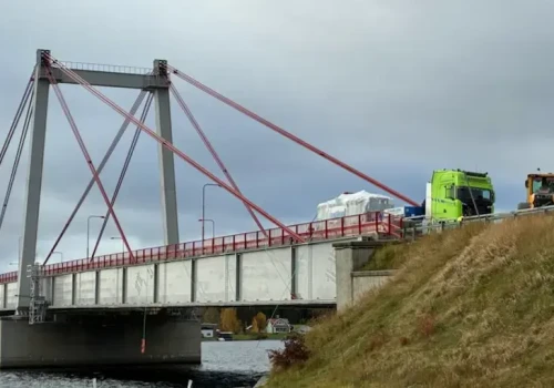 Po 16 dniach „gabaryt” zjechał z uszkodzonego mostu – sukces operacji i 200 ton balastu