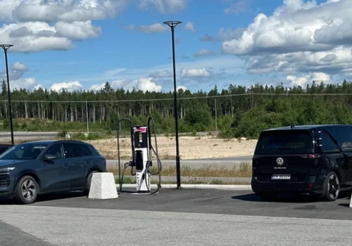 NORWEGIA. Ładowarki Ekoenergetyki zdetonowały bezpieczniki w 6 elektrykach. Pilotaż z Ionity chyba się nie udał