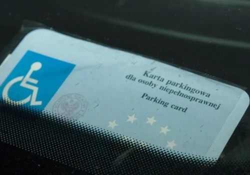 Karty parkingowe dla osób z niepełnosprawnościami do zmiany. Padły daty