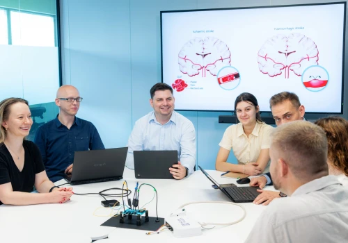 Polski wykrywacz udaru zdał pierwszy test. Prototyp w terminie i o 6 mln zł taniej