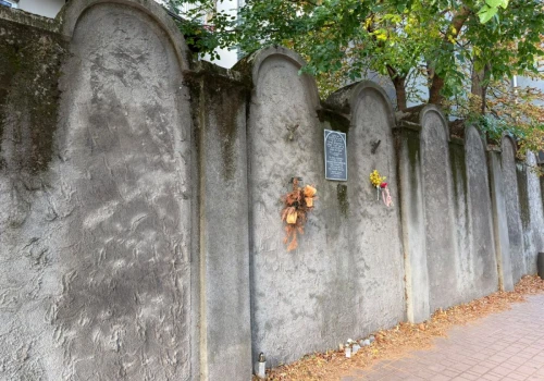 Ten mur wciąż stoi w Krakowie. To świadek tragicznej historii