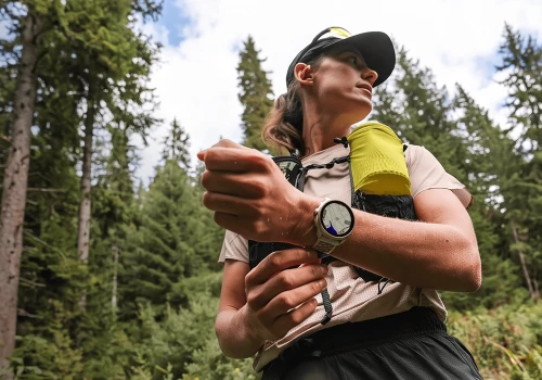 Suunto Race 3S debiutuje na rynku. Tytanowe wykończenie, do 38 godzin pracy GPS i nowy Coach AI