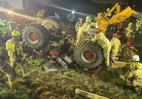 Ciągnik przygniótł nastolatków. Tragiczny wypadek na wale przeciwpowodziowym