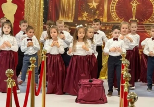 Przedszkolna gala w oscarowym stylu. „Muchomorki” z PM1 w Wysokiem Mazowieckiem wystąpiły z okazji Dnia Edukacji Narodowej