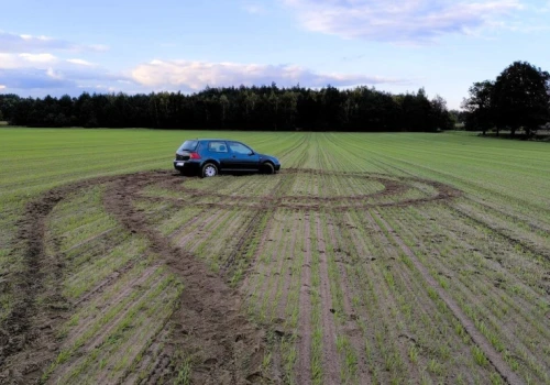 „Bączki” na polu żyta w Apolonii. Auto ugrzęzło, interweniowała policja