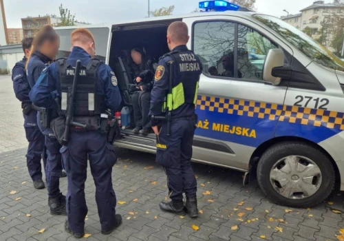 Nietrzeźwa 16-latka spała na ławce w warszawskim parku. Nie pamiętała, jak tam trafiła
