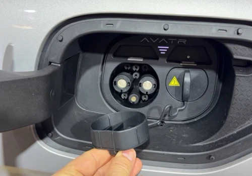 Jak wygląda port ładowania w chińskich samochodach elektrycznych i cztery powody, dlaczego to jest ważne