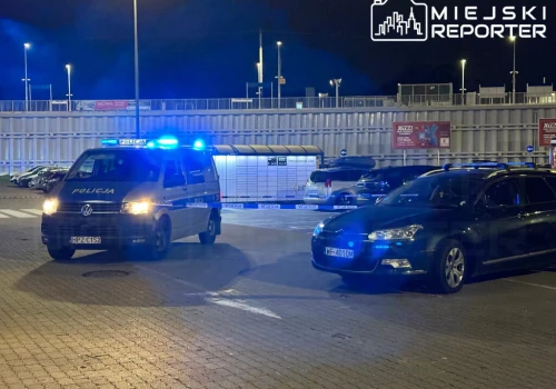 Atak epilepsji za kierownicą. Policjanci i strażacy musieli wybić szybę samochodu