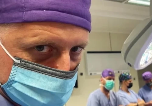 „Nie każda kobieta musi stracić pierś”. Dr Piotr Furga, chirurg onkologiczny WIM, o leczeniu raka piersi