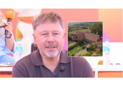 Andrzej Piaseczny mieszka z partnerem i mamą. Ma różową willę na wsi