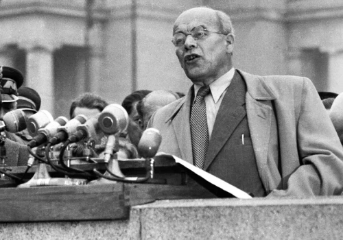 Ludzie przyszli pod Pałac Kultury dobrowolnie. Nagła miłość narodu do Gomułki była ślepa