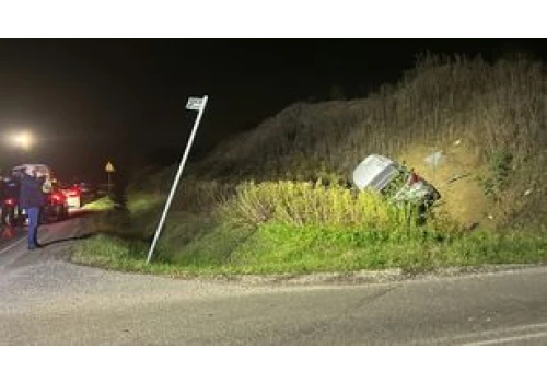Nieoznakowany pojazd wpadł do rowu. Policjant nie wyrobił na zakręcie