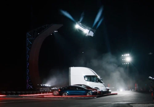 Tesla Roadster przysysa się do drogi, lata i robi salta bokiem . Ferrari Luce to przy niej srom, smutek i żal