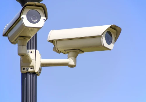 Policja chce mieć stały dostęp do miejskiego monitoringu i rozpoznawania twarzy. UODO interweniuje