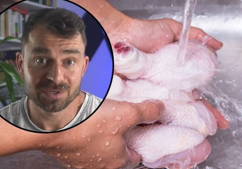 Robisz tak z kurczakiem przed smażeniem? Lepiej dwa razy się zastanów. To szkodliwy nawyk