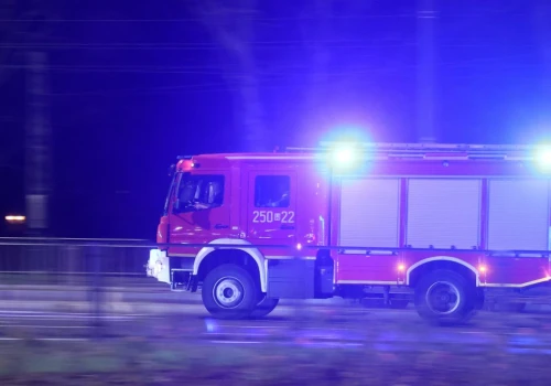 Płoną hale namiotowe ze zniczami. Kłęby dymu na Mazowszu