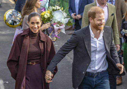 Na czym polega color drenching? Meghan Markle w burgundzie to najlepsza ilustracja jesiennego trendu
