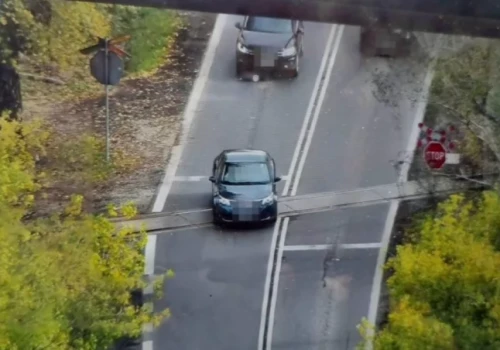 Znak "stop" mieli w poważaniu. A nad ich głowami latał policyjny dron. Pogrom na przejeździe kolejowym