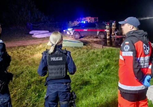 Akcja służb nad jeziorem. Zgłoszono, że mężczyzna oddala się od brzegu