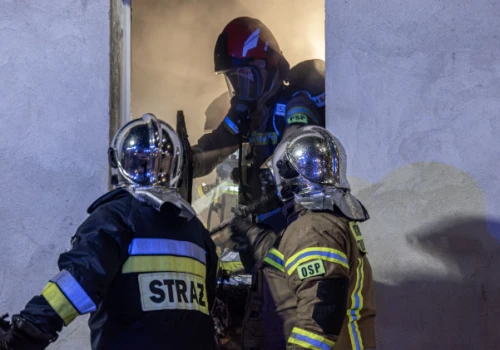 Pożar w Nisku. Płonie magazyn i sklep z częściami do ciągników