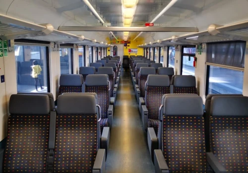 Granatowe fotele w kolorowe kropki jeżdżą od Londynu po Sydney. Ten wzór ma ukryć to, czego pasażer nie powinien zobaczyć
