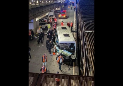 Autobus z kierowcami ciężarówek uderzył w pociąg Eurotunnelu: 2 osoby ciężko ranne