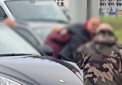 Kierowca Porsche pobił 66-latkę i miał ją kopnąć w głowę. Uciekając, potrącił jej męża (wideo)