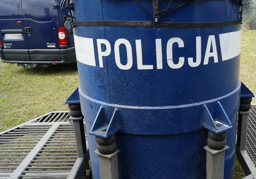 Wrzucił do kancelarii komornika „bombę”