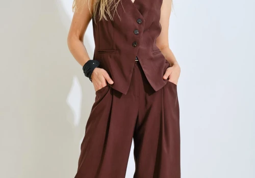 Ta kamizelka wraca do eleganckich stylizacji. Reserved ma ją za 69,99 zł, Zara też kusi podobnymi