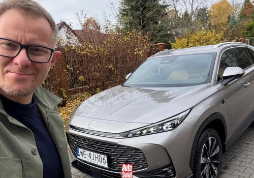 MG znów obniża ceny, właściciele wściekli. Sprawdzamy hybrydowe SUV-y